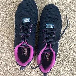 Women’s Skechers shoes size 7 NWT